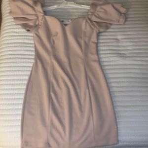 Pinkish dress with ruffled sleeves